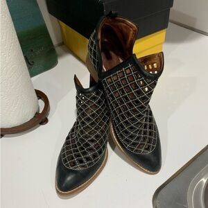 Black ankle booties Jeffrey Campbell booties